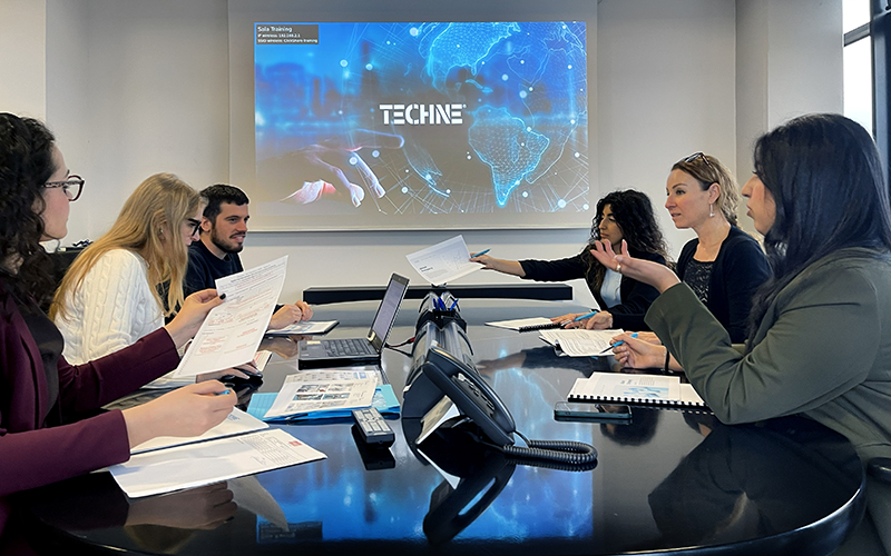 Techne-team-working-lavora-con-noi