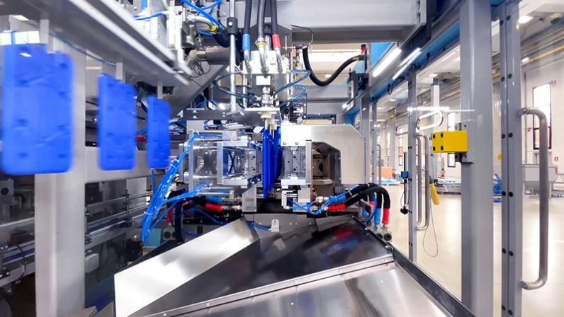Techne-blow-molding-freezeboard-production-picker