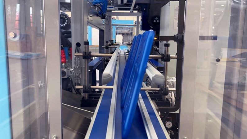 Techne blow molding freezeboard production conveyor belt